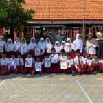 Inovasi Pembelajaran Mahasiswa PLP II Umsida Hadirkan Kolase Biji-bijian sebagai Praktik Terbaik di SDN Kedungkendo mahasiswa plp