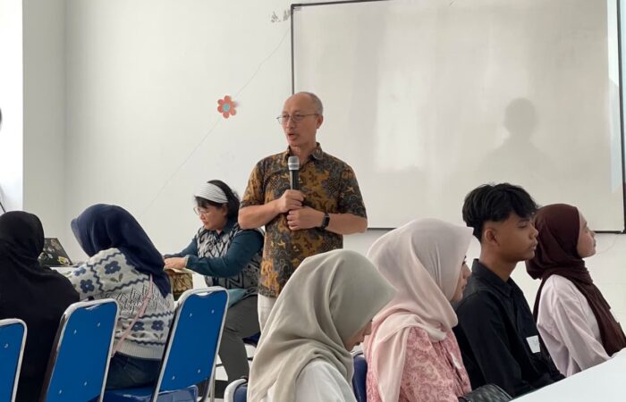 workshop edukasi iklim lewat skema Climate Fresk untuk mempersiapkan mahasiswa menghadapi isu-isu ekologis global.