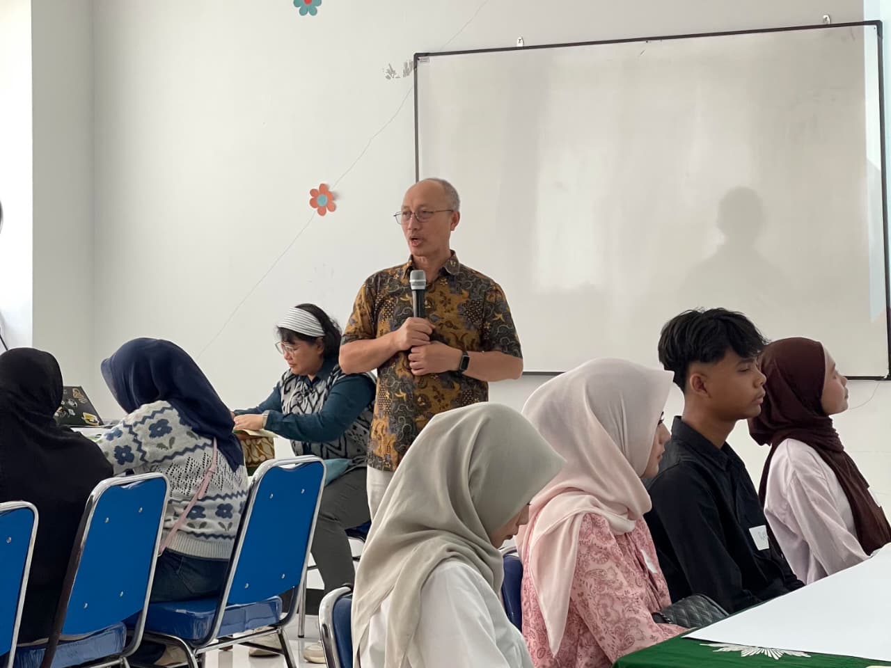 workshop edukasi iklim lewat skema Climate Fresk untuk mempersiapkan mahasiswa menghadapi isu-isu ekologis global.